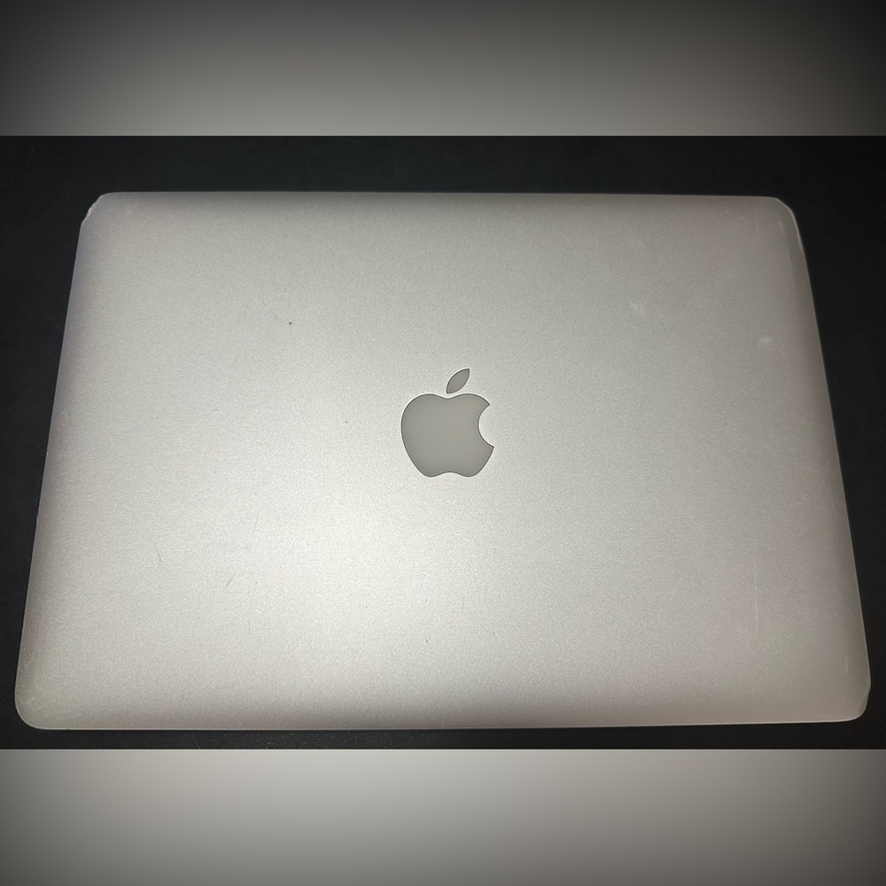 MacBook Air (2015 Model, 13 inch.) & Charger